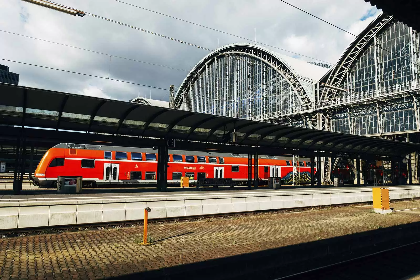 rote-regionalbahn-steht-an-gleis-auf-einem-bahnhof