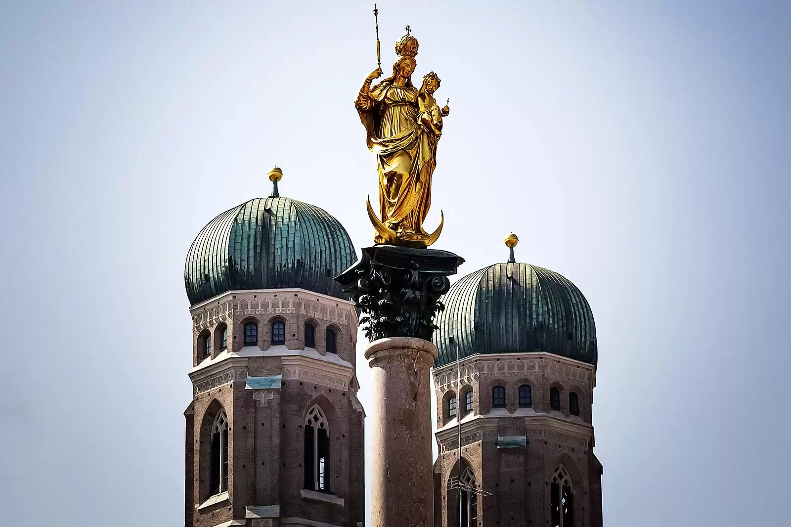 goldene-marienstatue-und-frauenkirche-in-münchen