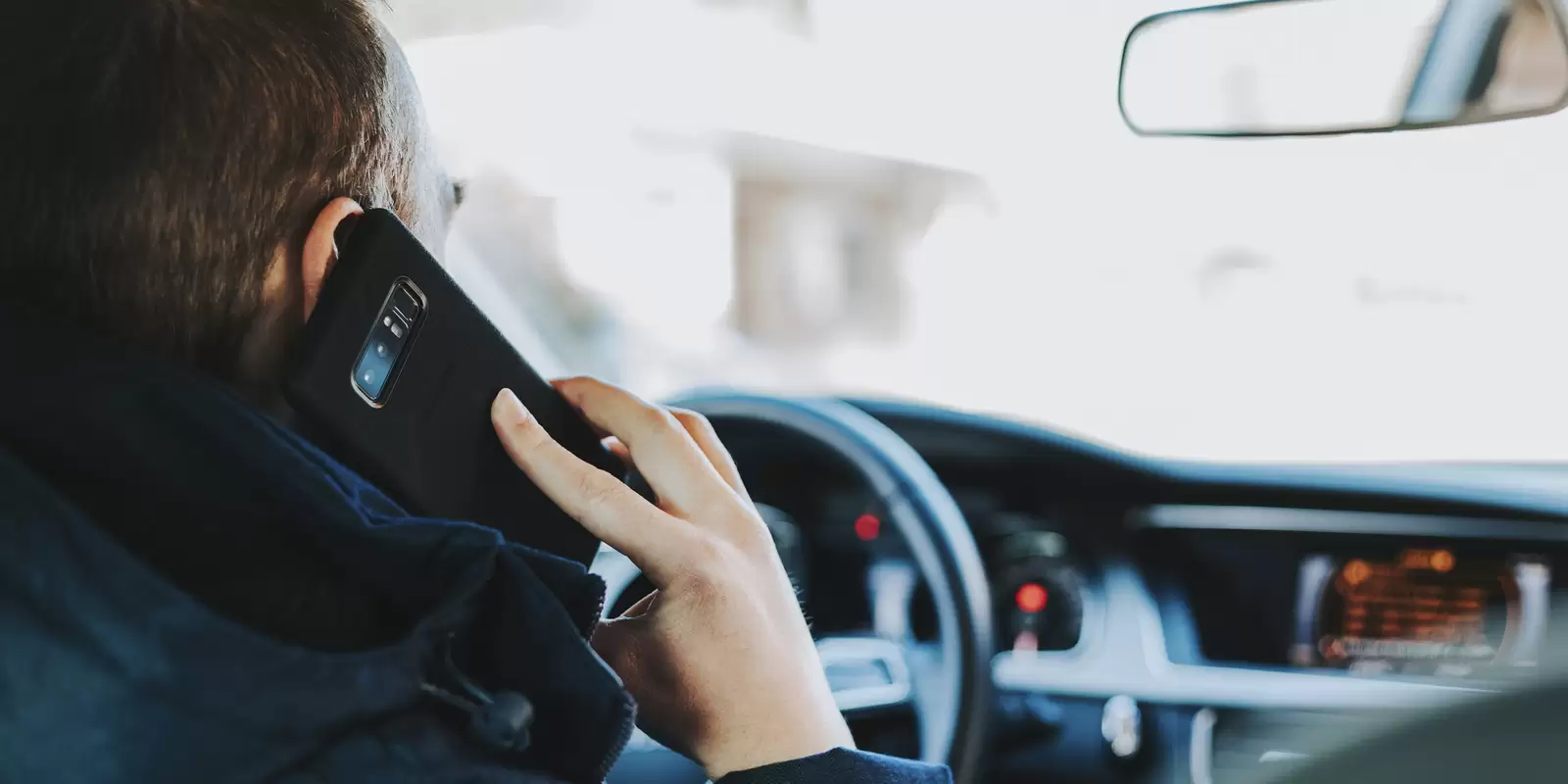 fahrende-person-telefoniert-während-der-fahrt-mit-smartphone