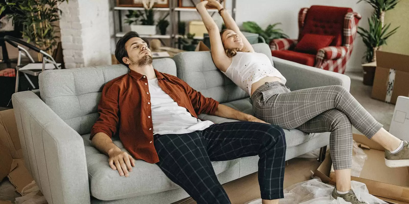 zwei-personen-erschöpft-auf-sofa-nach-umzug