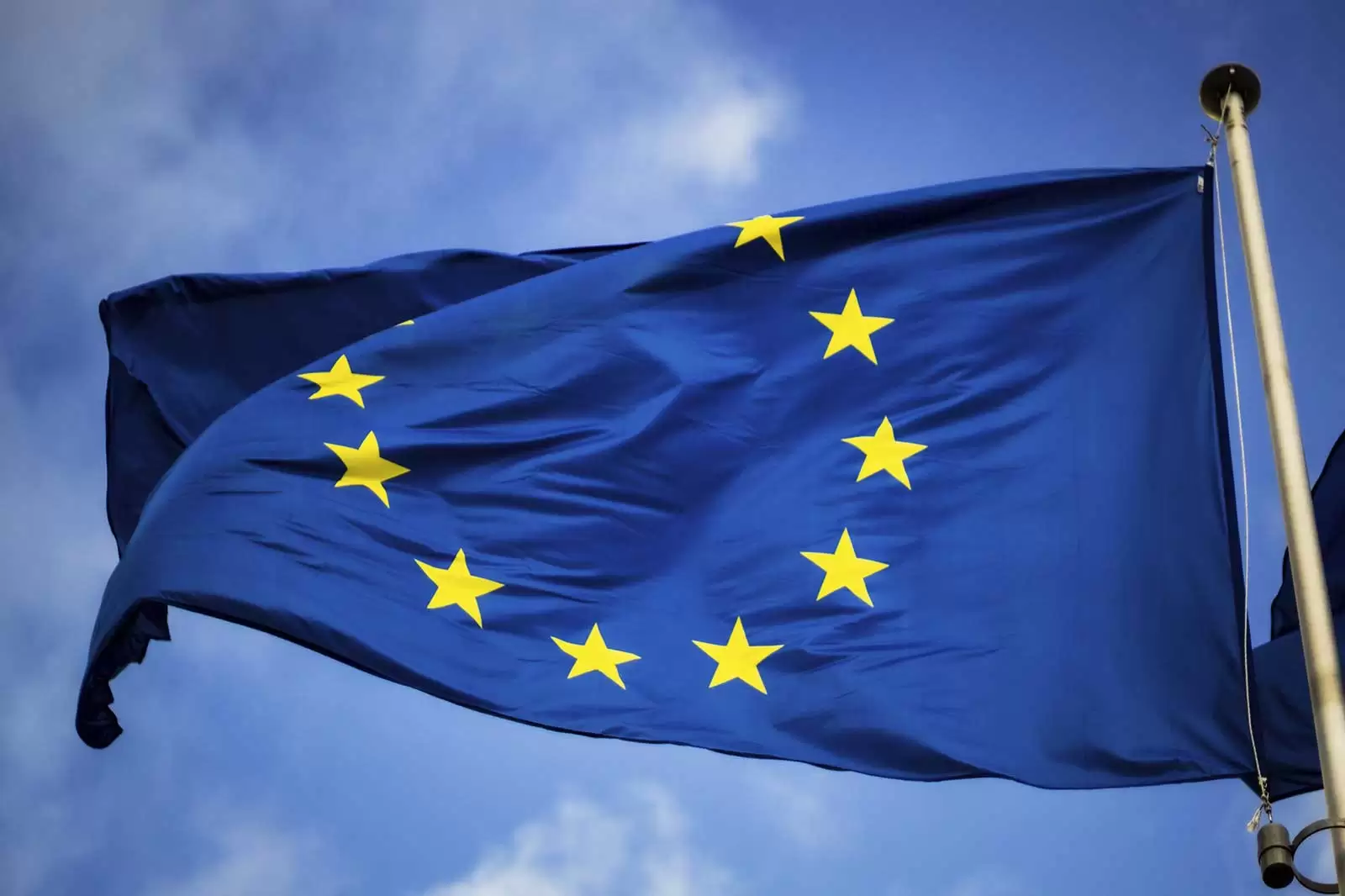 europäische-flagge-weht-bei-blauem-himmel