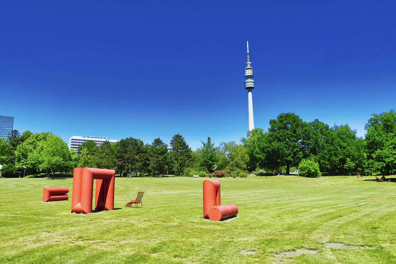 rote-skulpturen-auf-grünfläche-im-weserpark-dortmund