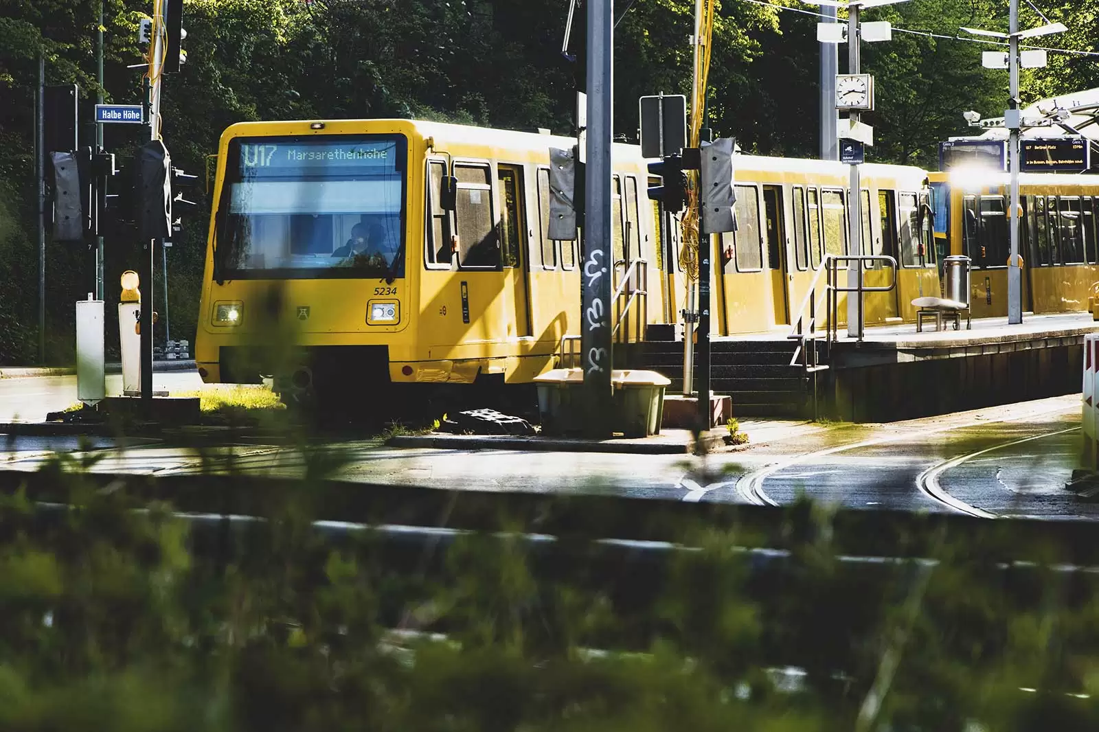 gelbe-strassenbahn-fährt-in-essen